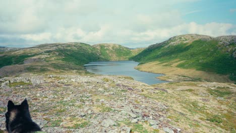 Malerischer-See,-Umgeben-Von-Bergen-In-Osen,-Norwegen