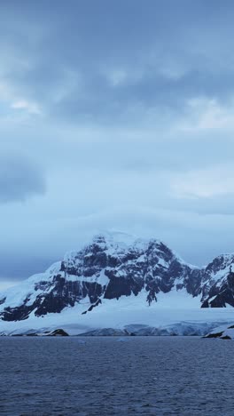 Schneebedeckte-Winterberge,-Küstenlandschaft-In-Der-Antarktis,-Kalte,-Schneebedeckte-Landschaft-An-Der-Küste-Der-Antarktischen-Halbinsel-In-Vertikalem-Video-Für-Soziale-Medien,-Instagram-Reels-Und-Tiktok