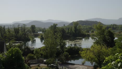 Parque-Recreativo,-Espacio-Verde-En-El-Pequeño-Pueblo-De-Chanaz-En-Francia,-Europa