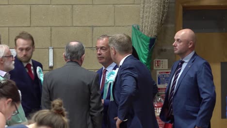 Nigel-Farage-Esperando-Los-Resultados-De-Las-Elecciones-Generales-En-Clacton,-Essex,-Reino-Unido