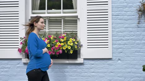 Mujer-Caucásica-Embarazada-Caminando-Por-La-Hermosa-Calle-De-Londres