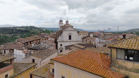 Annäherung-An-Die-Kathedrale-Santa-Maria-Assunta-Auf-Der-Piazza-Della-Libertà-In-Orte,-Latium,-Italien