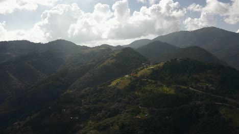 Vista-Aérea-Panorámica-De-La-Naturaleza,-Vegetación-De-Colinas-Llenas-De-Bosques-En-México