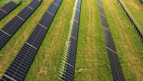 Luftaufnahme-Von-Sonnenkollektoren-Und-Feldwegen-Am-Energiestandort-Während-Der-Goldenen-Stunde