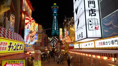 Shinsekai-Straße-Und-Tsutenkaku-Turm-Nachts-Beleuchtet-In-Osaka,-Japan