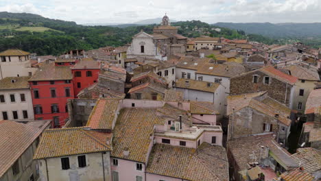 Vista-Aérea-De-La-Arquitectura-Típica-Del-Edificio-Y-La-Iglesia-En-La-Ciudad-De-Orte-En-Lazio,-Italia.