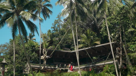 Turista-Disfrutando-De-Un-Swing-Súper-Extremo-En-Alas-Wangar-Bali-En-Tegallalang,-Bali,-Indonesia