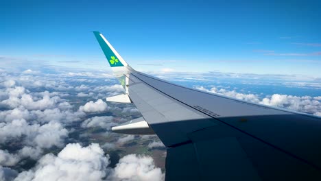 Vuelo-De-Air-Lingus-En-El-Cielo-Azul