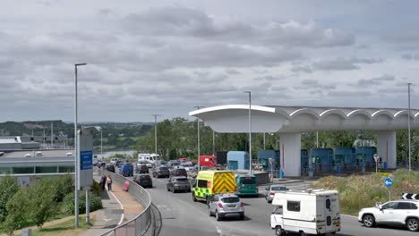 Ambulance-struggles-to-get-through-traffic-on-the-way-to-emergency-in-Plymouth-Devon-UK,-July-2024