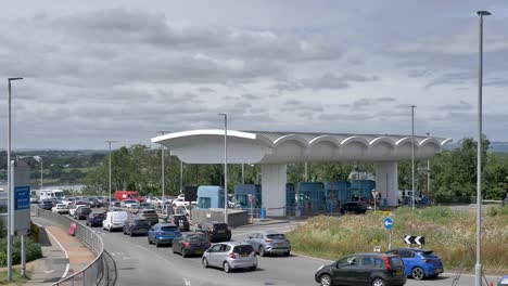 Autos-Stehen-An-Den-Mautstellen-Der-Tamar-Bridge-In-Plymouth,-Devon,-Großbritannien,-Schlange,-Juli-2024