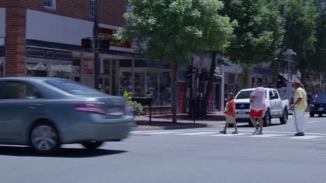 Intersection-in-downtown-Fredericksburg,-Virginia-with-pedestrians-and-vehicles