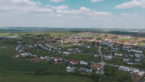 Flug-In-Richtung-Eines-Böhmischen-Dorfes-Hoch-Oben-In-Újezd-In-Der-Nähe-Von-Beroun-Mit-Feldern-Und-Bäumen