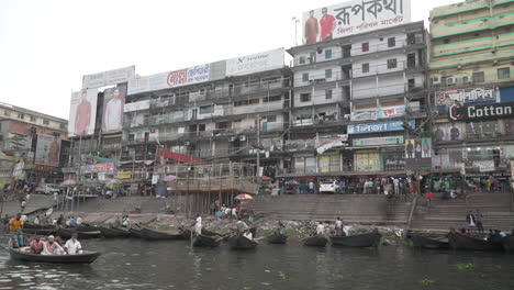 Los-Taxis-Acuáticos-En-El-Río-Buriganga-En-Dhaka,-Bangladesh