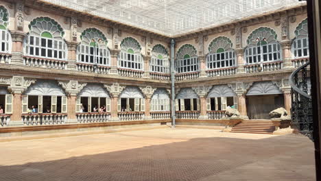 Patio-Del-Museo-Del-Palacio-De-Mysore,-India