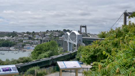 Tren-Gwr-Cruzando-El-Puente-Royal-Albert-Construido-Por-Isambard-Kingdom-Brunel-En-Plymouth,-Devon,-Julio-De-2024