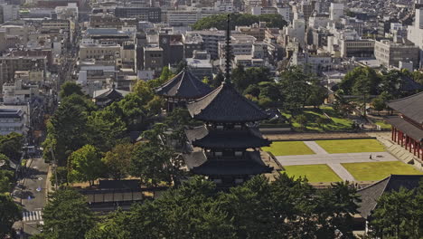 Vista-Aérea-Ampliada-V4-De-Nara-Japón-Y-Alrededor-De-Noboriojicho-Capturando-La-Pagoda-De-Cinco-Pisos-Y-El-Salón-Dorado-Central-En-El-Sitio-De-Los-Templos-Budistas-Kofuku-ji---Filmado-Con-Mavic-3-Pro-Cine---Octubre