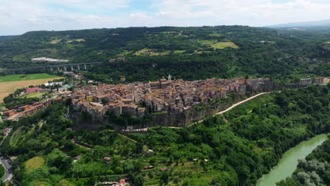 Ciudad-Medieval-De-Orte-En-Lacio,-Italia---Toma-Aérea-De-Drones