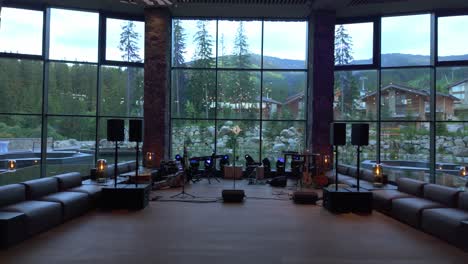 Großer-Hotel-Konferenzraum-Mit-Bühne-Und-Blick-Auf-Die-Berge