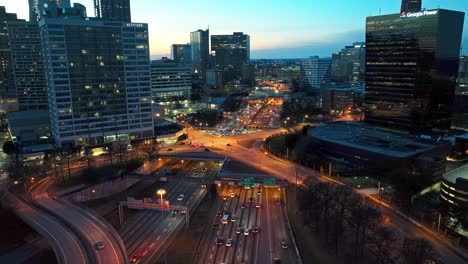 Fahrzeuge-Auf-Stark-Befahrenen-Straßen-Und-Autobahnen-In-Der-Abenddämmerung-In-Der-Innenstadt-Von-Atlanta,-Georgia