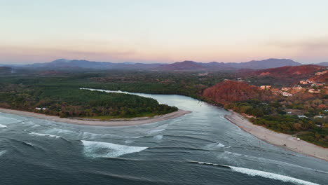 Drohnenaufnahme-Des-Sonnenuntergangs-Am-Estero-De-Playa-Grande,-Tamarindo-In-Costa-Rica