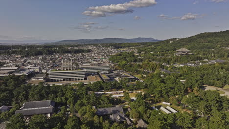 Nara,-Japan,-Luftaufnahme-V11,-Überflug-über-Den-Buddhistischen-Tempelpark-Noboriojicho-Mit-Aufnahme-Des-örtlichen-Regierungsgebäudes,-Des-Wohnviertels-Am-Hang-Und-Der-Berge-–-Aufgenommen-Mit-Mavic-3-Pro-Cine-–-Oktober-2023