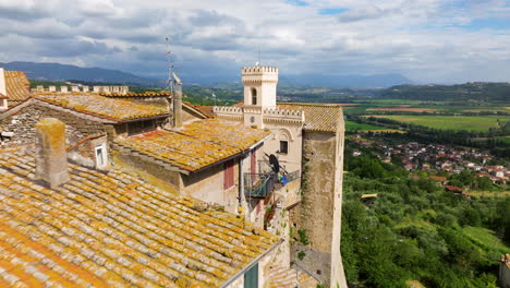 Piazza-Della-Roma-En-El-Pueblo-De-Stimigliano,-En-La-Provincia-De-Rieti,-Lacio,-Italia