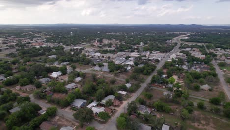 Luftbildvideo-Der-Stadt-Bandera-In-Texas-Im-Hill-Country