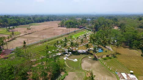 Vista-Por-Drones-De-La-Atracción-Turística-&quot;svargabumi&quot;-Y-El-Templo-De-Borobudur