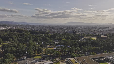 Nara-Japón-Vuelo-Aéreo-V12-Drone-Noboriojicho-Capturando-Templos-Budistas-Kofuku-ji-En-El-Parque,-Paisaje-Urbano-Residencial-Y-Vistas-De-Paisajes-Montañosos---Filmado-Con-Mavic-3-Pro-Cine---Octubre-De-2023