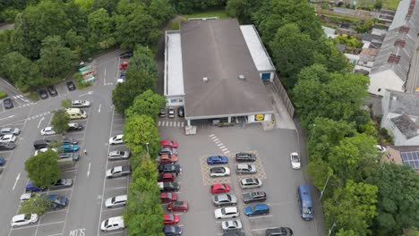 Aerial-view-of-Lidl-supermarket-and-its-carpark-in-Okehampton,-Devon,-UK,-captured-in-July-2024