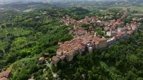 Vista-Aérea-Sobre-El-Municipio-De-Stimigliano-En-La-Región-De-Lazio,-Italia---Disparo-De-Drones