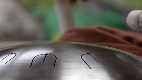 Un-Mazo-Golpeando-Suavemente-Un-Handpan-Durante-Un-Baño-De-Sonido-En-El-Valle-Sagrado,-Región-De-Cuzco,-Perú---Primer-Plano