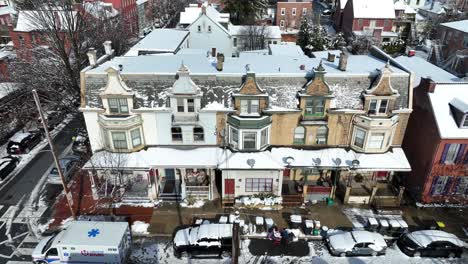 Hilera-Histórica-De-Casas-Adosadas-En-La-Ciudad-Americana-Durante-El-Día-Nevado-De-Invierno