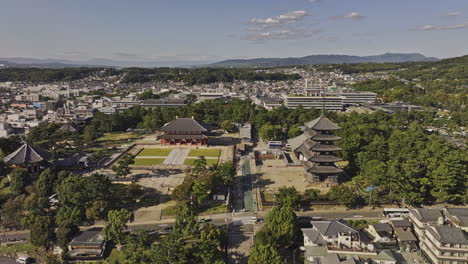 Vistas-Panorámicas-Aéreas-V1-De-Nara-Japón-Sobrevuelo-De-Takabatakecho-Y-Noboriojicho-Que-Capturan-El-Paisaje-Urbano,-El-Sitio-De-Los-Templos-Budistas-Y-El-Paisaje-Montañoso-De-La-Ladera---Filmado-Con-Mavic-3-Pro-Cine---Octubre-De-2023