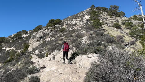 Excursionista-Femenina-En-Ruta-De-Senderismo-En-Las-Montañas-De-Guadalupe-En-El-Soleado-Día-De-Primavera