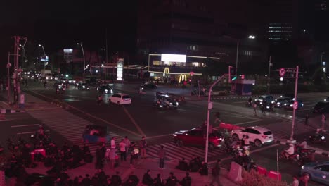 Tráfico-Intenso-Transporte-Nocturno-De-La-Ciudad-En-La-Intersección-De-La-Carretera-Thamrin.