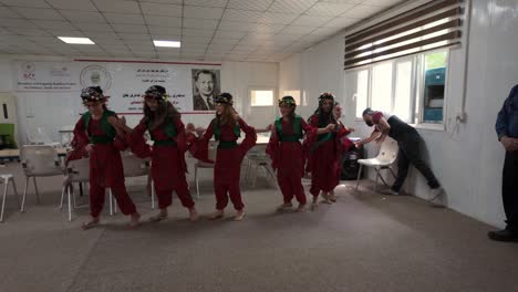 Niñas-Refugiadas-Sirias-En-El-Centro-Comunitario-Del-Campamento-De-Darashakran,-Irak,-Aprenden-Danza-Kurda