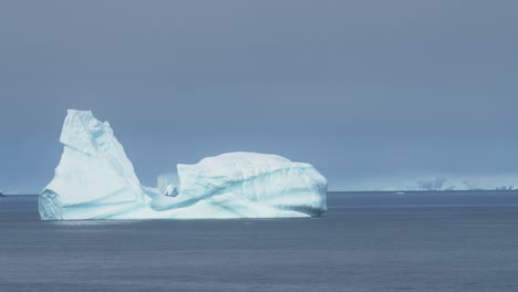 Polarexpedition,-Segeln-An-Eisbergen-Nahe-Der-Küste-Der-Antarktis-Vorbei,-Schwimmendes-Eis-Im-Kalten-Südpazifik