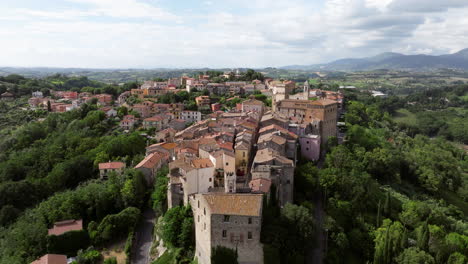 Pueblo-Medieval-Del-Casco-Antiguo-De-Stimigliano-Rodeado-De-Exuberante-Vegetación-En-Rieti,-Italia