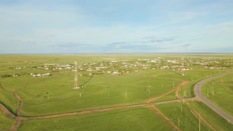 Luftaufnahme-Einer-Ländlichen-Stadt-Im-Grünen-Grasland-In-Kasachstan,-Zentralasien