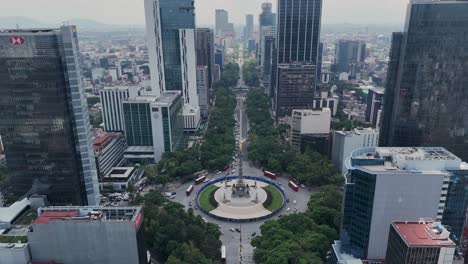 Paseo-de-la-Reforma-and-the-Angel-of-Independence-in-foreground,-drone-perspective