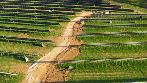 Installation-Von-Solarmodulen-Auf-Einer-Grünen-Wiese-Im-Bauprozess-Mit-Goldenem-Sonnenlicht