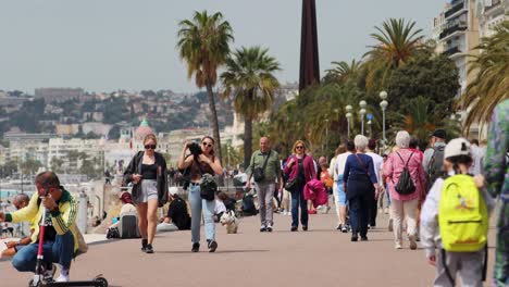 Crowd-Of-People-At-Promenade-des-Anglais---Iconic-Seaside-Walkway-In-Nice,-France,-static-shot