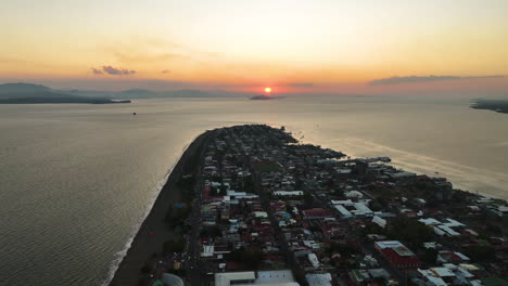 Drone-Volando-Sobre-El-Paisaje-Urbano-De-Puntarenas,-Noche-Vibrante-En-Costa-Rica