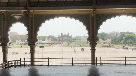 Blick-Auf-Den-Haupteingang-Des-Palastes-Von-Mysore-Aus-Dem-Inneren-Des-Palastes,-Indien