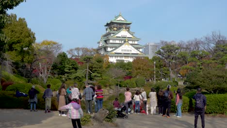 Los-Turistas-Se-Reúnen-Para-Capturar-Recuerdos-En-El-Icónico-Castillo-De-Osaka,-Japón.