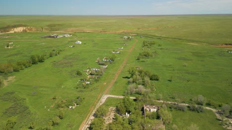 Vista-Panorámica-De-La-Pradera-Verde-Con-Ruinas-Históricas-En-Kazajstán,-Asia-Central