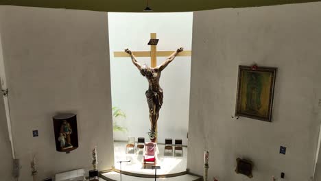 Parroquia-De-La-Patronal-De-San-José-En-La-Ciudad-De-México,-Imágenes-Internas-De-Drones-Del-Cristo-Crucificado-Dentro-Del-Edificio,-Parte-8-De-8