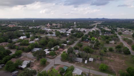 Dies-Ist-Ein-Luftbildvideo-Der-Stadt-Bandera-In-Texas-Im-Hill-Country