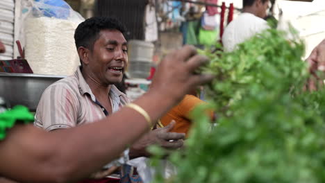 El-Vendedor-Está-Trabajando-Duro-Vendiendo-Verduras-Por-La-Mañana-En-El-Mercado-Mayorista-De-Karwan-Bazar.